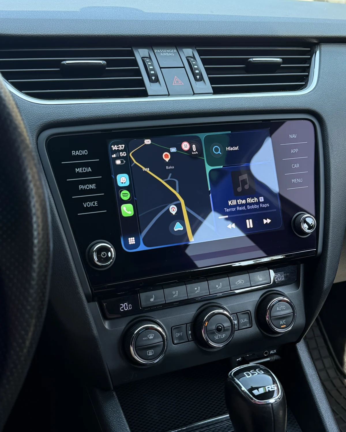 CarPlay na oryginalnym radiu MIB2 w Škodzie Octavia 3