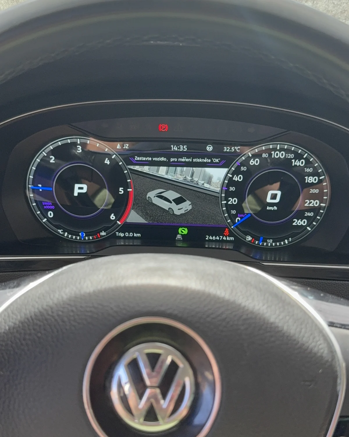 Widok danych pojazdu na Virtual Cockpicie w Volkswagenie Passacie B8