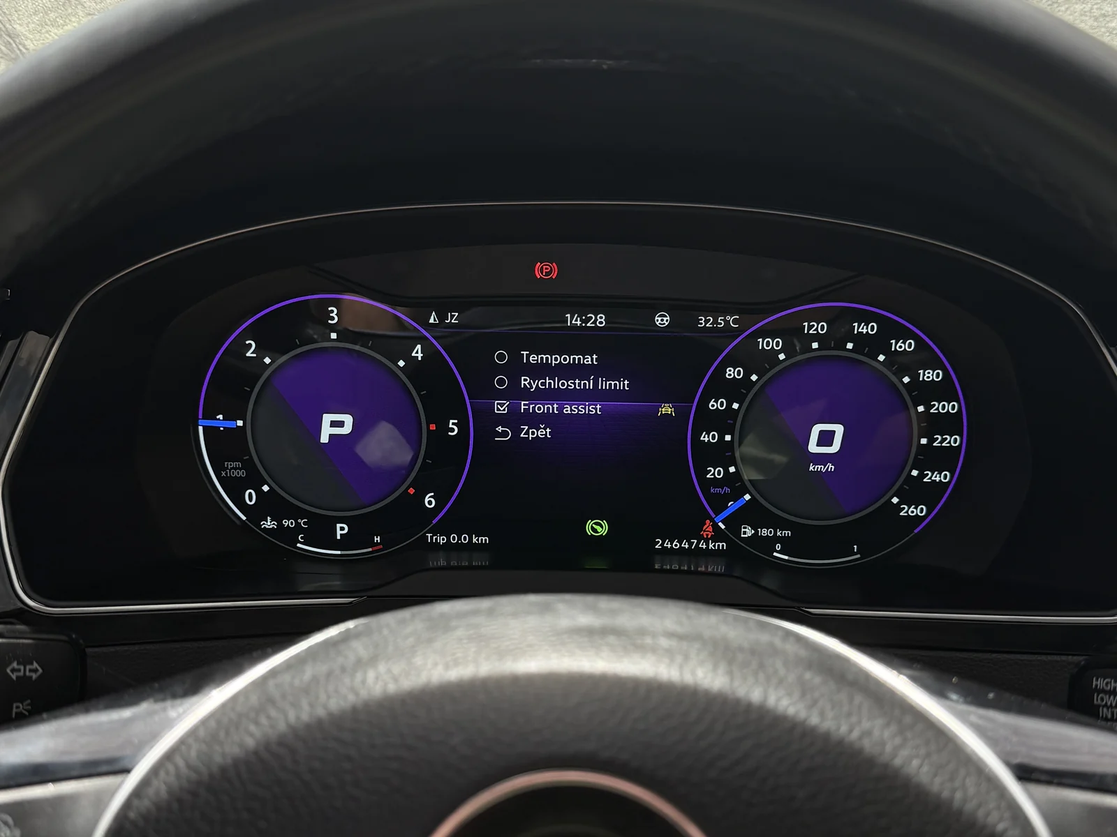 Virtual Cockpit z CarPlay zamontowany w Volkswagenie Passacie B8