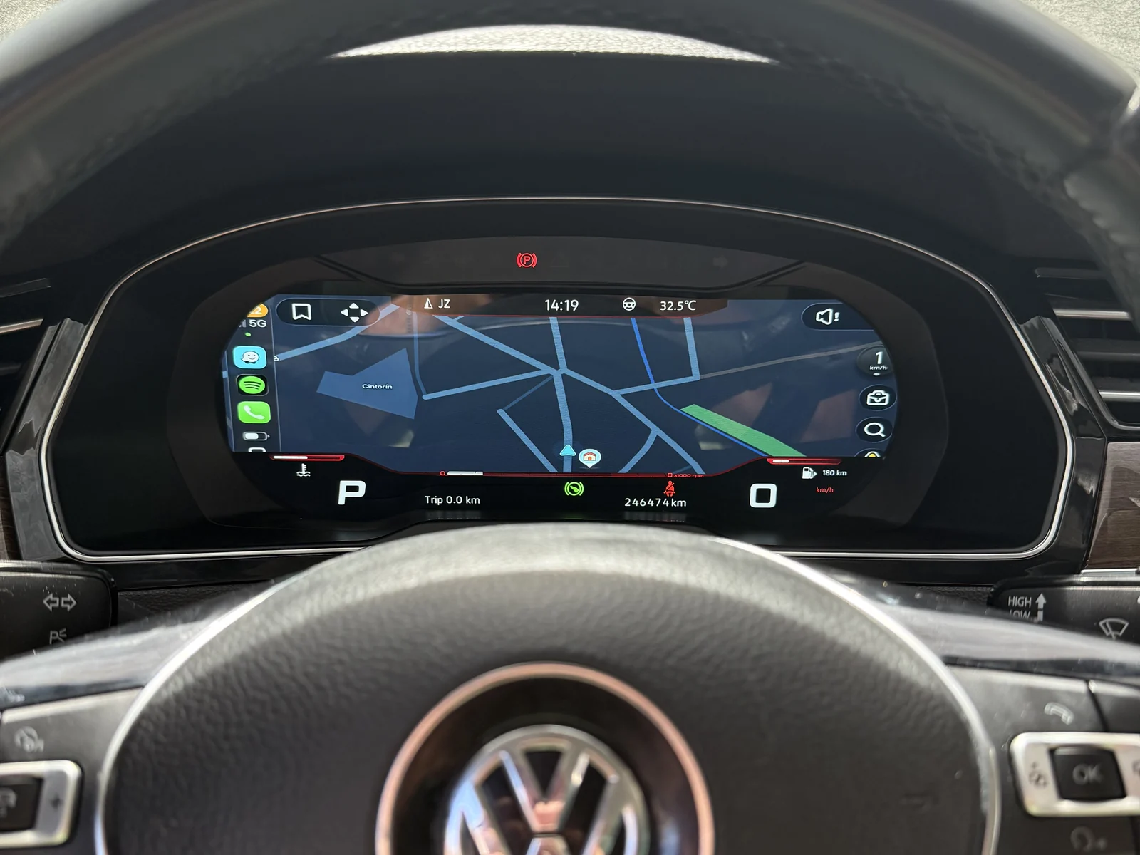 Nawigacja CarPlay na Virtual Cockpicie w Volkswagenie Passacie B8