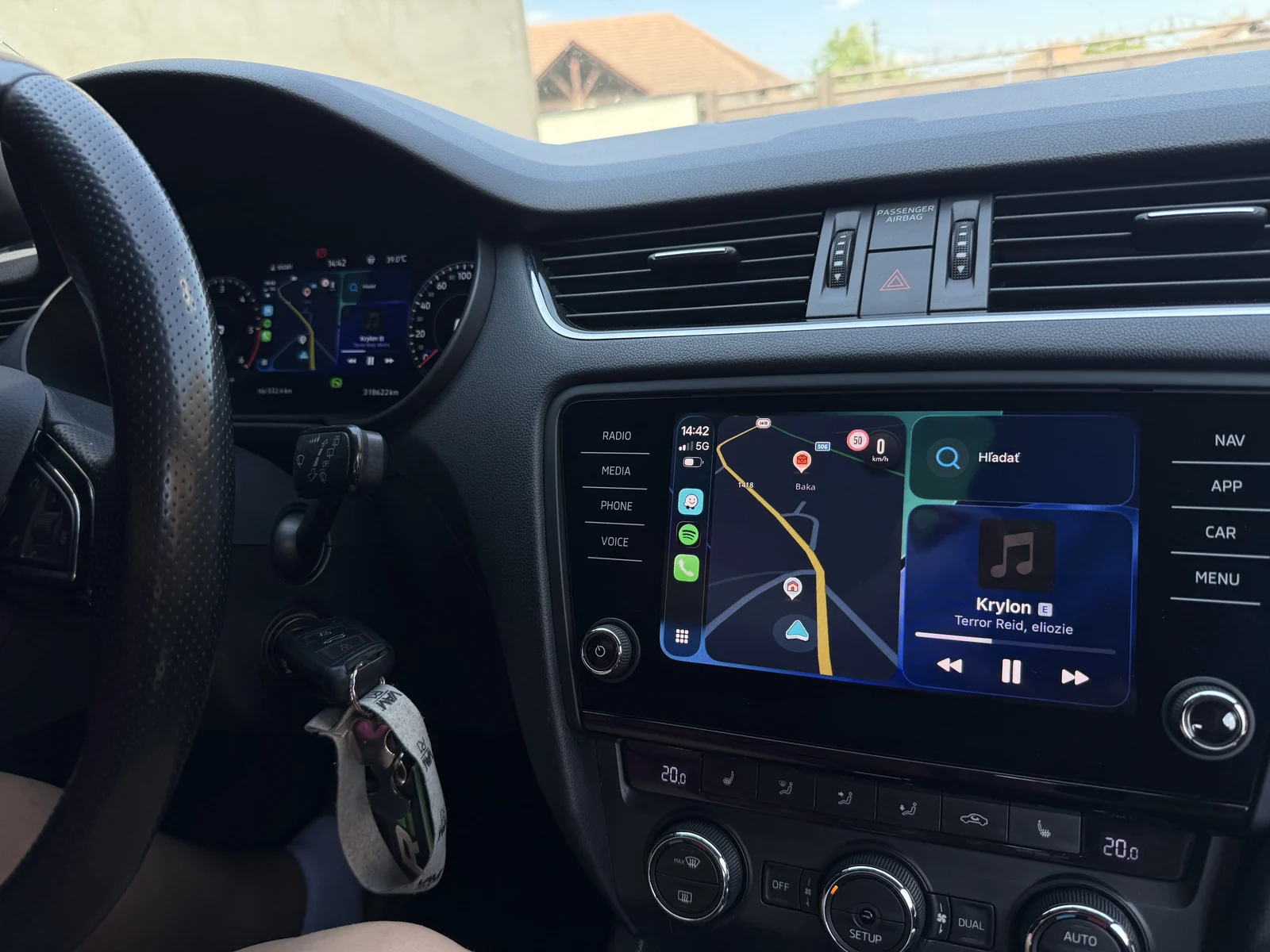 Navigation from the phone displayed on the radio and digital instrument panel