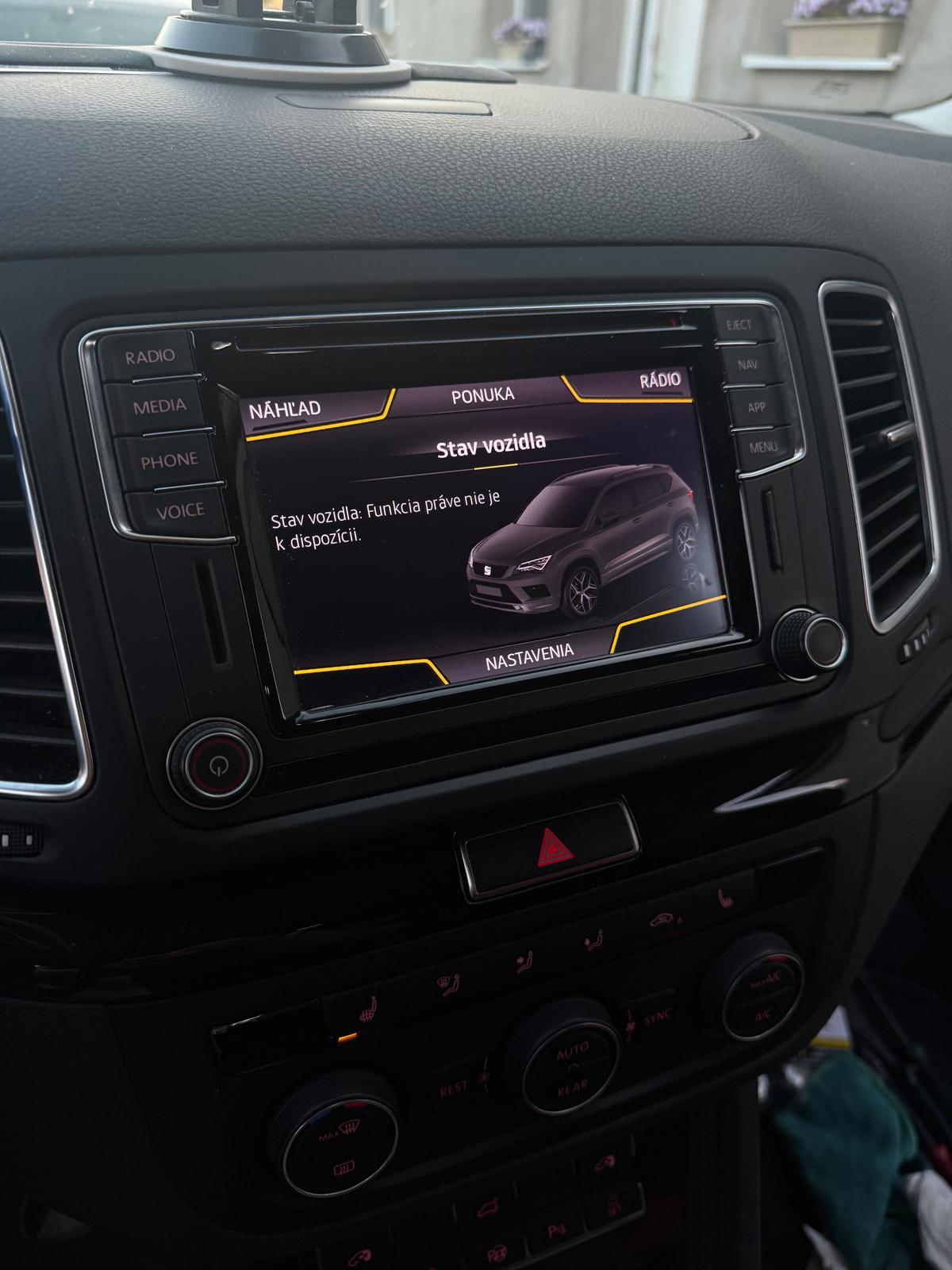 Original MIB2 radio with vehicle status menu in a SEAT car