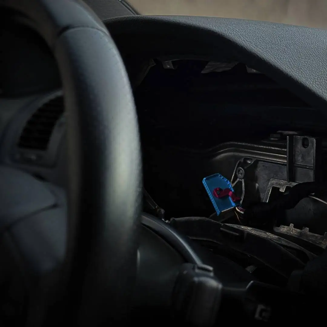 Demontovaná palubná doska pri montáži Virtual Cockpit