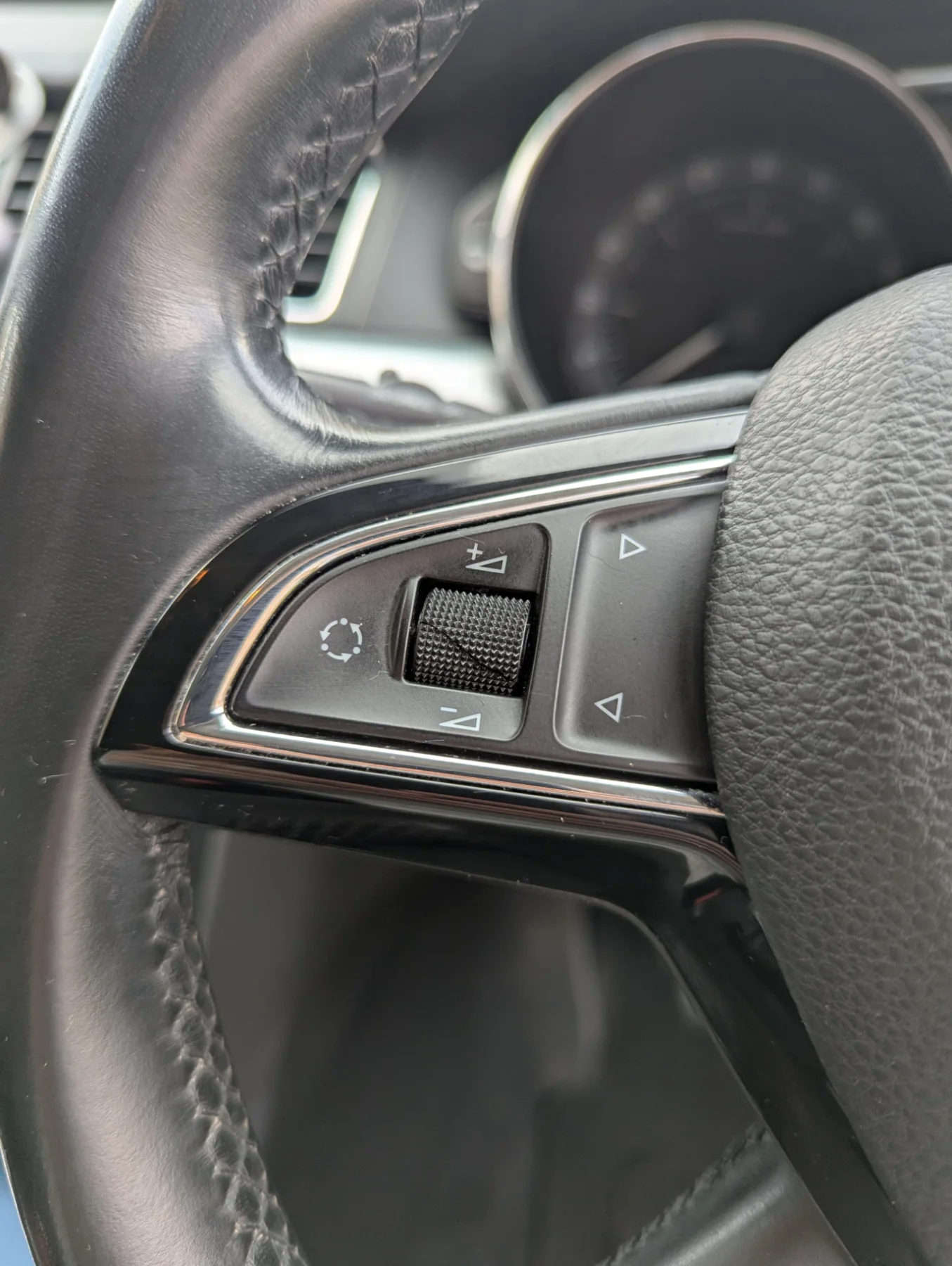 Cracked control wheel on the steering wheel