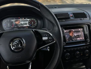 Dual Screen: lo stesso video su autoradio e Virtual Cockpit