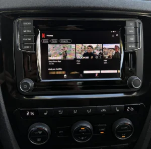 Netflix sullo schermo dell'autoradio originale