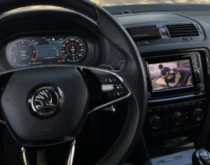 Split Screen: navigazione sul Virtual Cockpit e video sull'autoradio